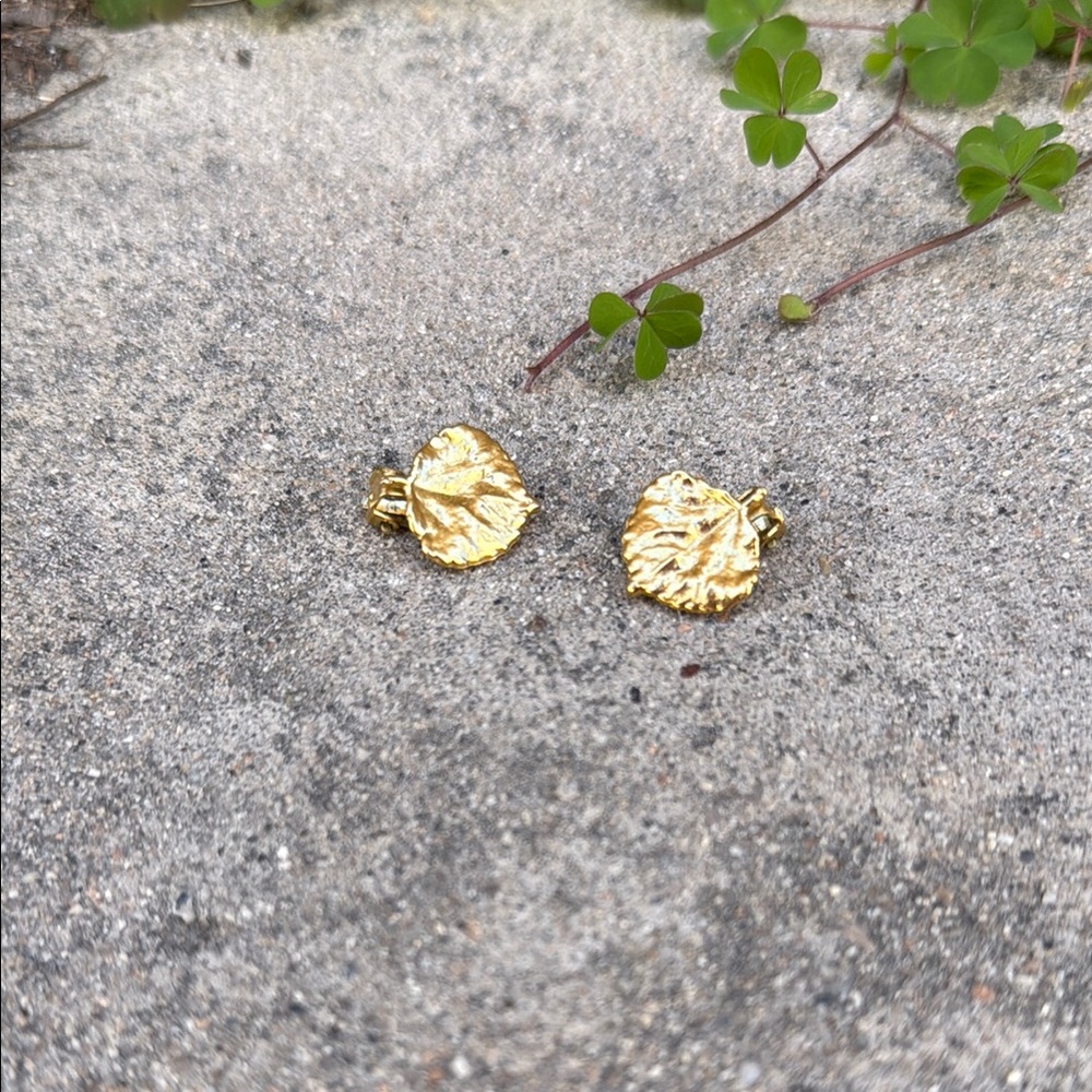 Leaf-Shaped Gold Stud Clip On - Picture 2 of 4